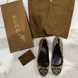 Gucci Women's Beige and Brown Monogram flats